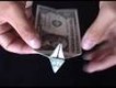 Figura de perro de origami con un dólar